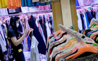 <p>Calon pembeli memilih pakaian di salah satu kios pedagang pakaian bekas atau import di Pasar Senen Blok III, Jakarta, Jum’at 12 Juni 2020. Pasar yang tetap buka selama pemberlakuan PSBB dengan pembatasan jam operasional dari pukul 10.00 – 14.00 setiap harinya ini akan dibuka normal kembali pada Senin 15 Juni 2020 mendatang dengan aturan protokol [&hellip;]</p>
