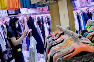 <p>Calon pembeli memilih pakaian di salah satu kios pedagang pakaian bekas atau import di Pasar Senen Blok III, Jakarta, Jum’at 12 Juni 2020. Pasar yang tetap buka selama pemberlakuan PSBB dengan pembatasan jam operasional dari pukul 10.00 – 14.00 setiap harinya ini akan dibuka normal kembali pada Senin 15 Juni 2020 mendatang dengan aturan protokol [&hellip;]</p>
