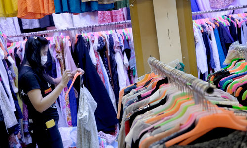 <p>Calon pembeli memilih pakaian di salah satu kios pedagang pakaian bekas atau import di Pasar Senen Blok III, Jakarta, Jum’at 12 Juni 2020. Pasar yang tetap buka selama pemberlakuan PSBB dengan pembatasan jam operasional dari pukul 10.00 – 14.00 setiap harinya ini akan dibuka normal kembali pada Senin 15 Juni 2020 mendatang dengan aturan protokol [&hellip;]</p>
