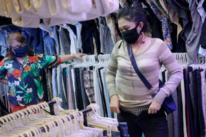 <p>Calon pembeli mencoba pakaian di salah satu kios pedagang pakaian bekas atau import di Pasar Senen Blok III, Jakarta, Jum’at 12 Juni 2020. Pasar yang tetap buka selama pemberlakuan PSBB dengan pembatasan jam operasional dari pukul 10.00 – 14.00 setiap harinya ini akan dibuka normal kembali pada Senin 15 Juni 2020 mendatang dengan aturan protokol kesehatan Covid-19. Foto: Ismail Pohan/TrenAsia</p>
