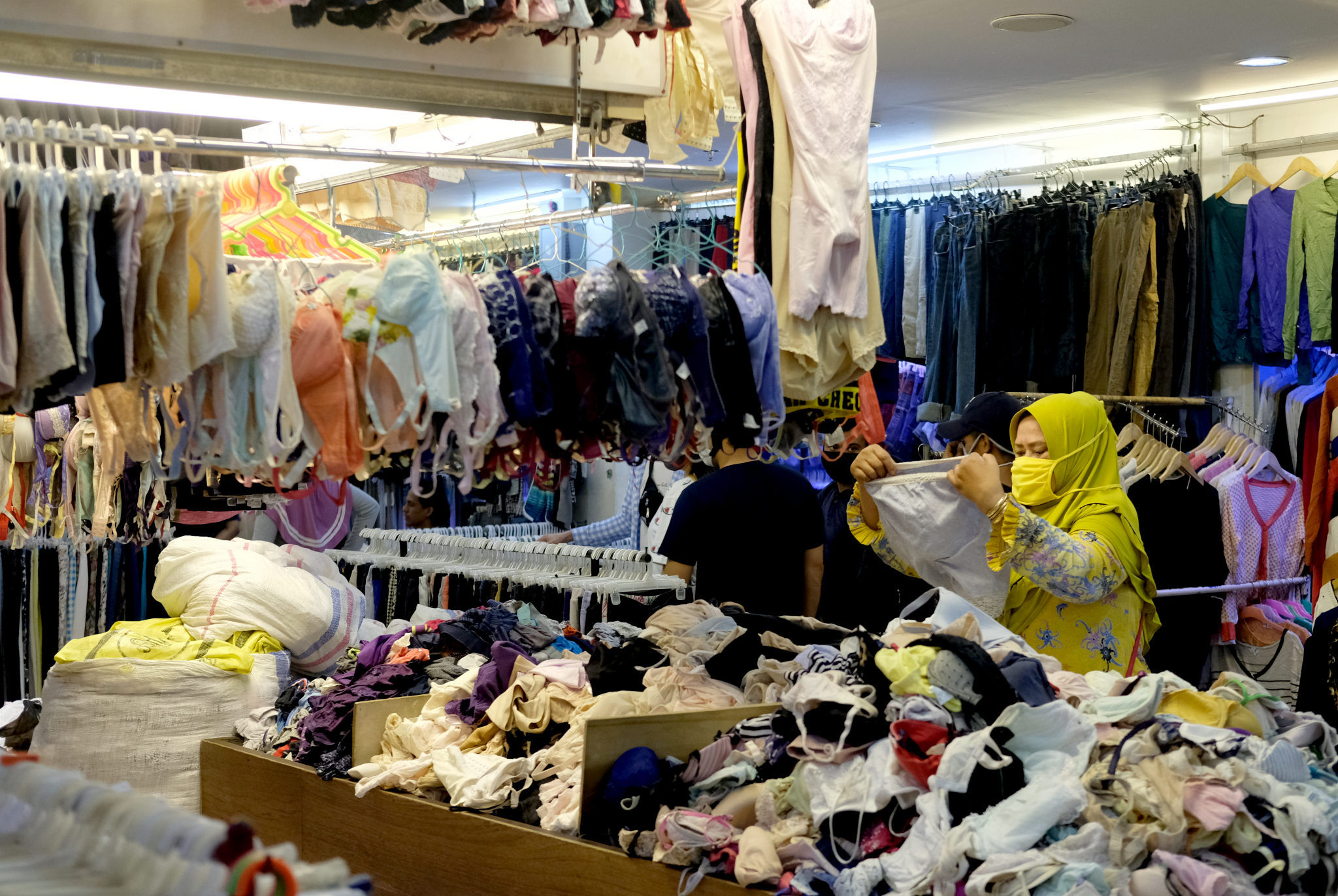<p>Calon pembeli memilih pakaian di salah satu kios pedagang pakaian bekas atau import di Pasar Senen Blok III, Jakarta, Jum&#8217;at 12 Juni 2020. Pasar yang tetap buka selama pemberlakuan PSBB dengan pembatasan jam operasional dari pukul 10.00 &#8211; 14.00 setiap harinya ini akan dibuka normal kembali pada Senin 15 Juni 2020 mendatang dengan aturan protokol [&hellip;]</p>
