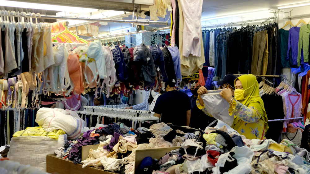 <p>Calon pembeli memilih pakaian di salah satu kios pedagang pakaian bekas atau import di Pasar Senen Blok III, Jakarta, Jum’at 12 Juni 2020. Pasar yang tetap buka selama pemberlakuan PSBB dengan pembatasan jam operasional dari pukul 10.00 – 14.00 setiap harinya ini akan dibuka normal kembali pada Senin 15 Juni 2020 mendatang dengan aturan protokol [&hellip;]</p>
