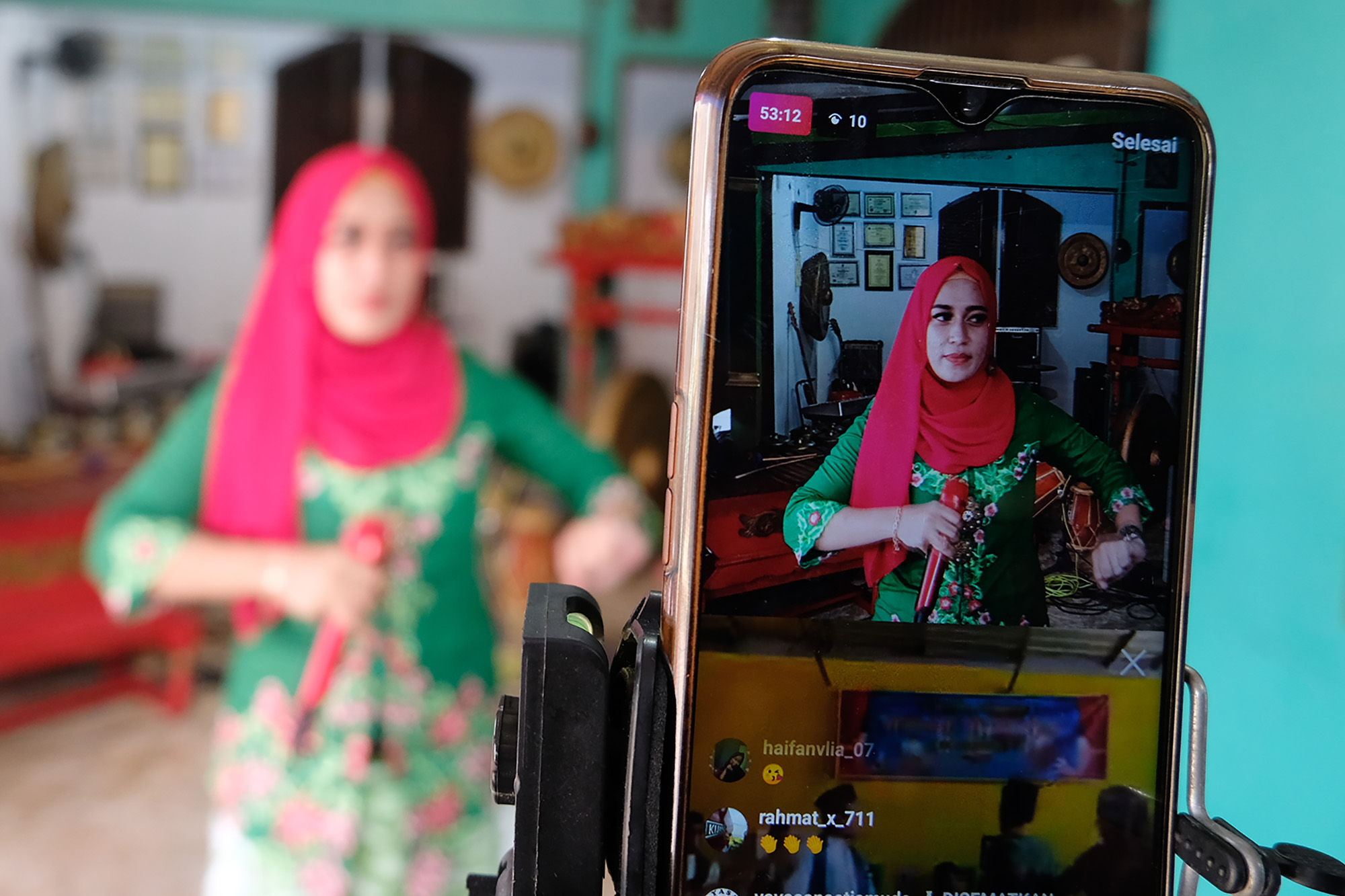 <p>Kelompok seniman dari Setia Muda Group menampilkan kesenian gambang kromong dalam pentas Manjak Virtual di Cipedak, Jagakarsa, Jakarta, Minggu 28 Juni 2020. Pentas budaya sejumlah kelompok kesenian yang disiarkan secara daring melalui media sosial tersebut digelar untuk memeriahkan Hari Ulang Tahun (HUT) ke-493 DKI Jakarta sekaligus menggalang donasi untuk seniman-seniman Betawi yang terdampak pandemi COVID-19. Foto: Ismail Pohan/TrenAsia</p>
