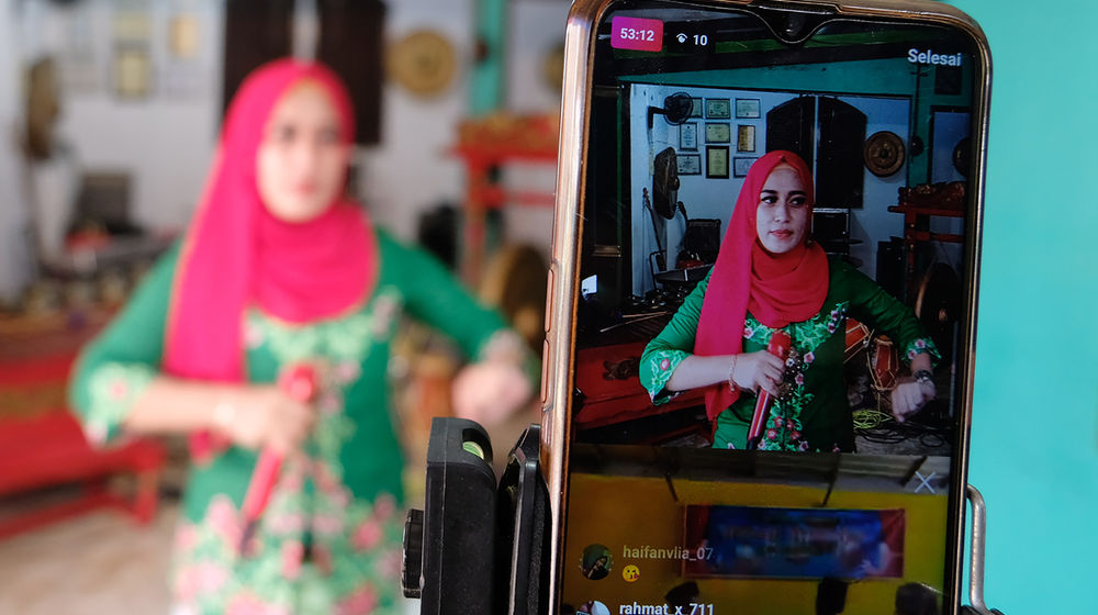 <p>Kelompok seniman dari Setia Muda Group menampilkan kesenian gambang kromong dalam pentas Manjak Virtual di Cipedak, Jagakarsa, Jakarta, Minggu 28 Juni 2020. Pentas budaya sejumlah kelompok kesenian yang disiarkan secara daring melalui media sosial tersebut digelar untuk memeriahkan Hari Ulang Tahun (HUT) ke-493 DKI Jakarta sekaligus menggalang donasi untuk seniman-seniman Betawi yang terdampak pandemi COVID-19. Foto: Ismail Pohan/TrenAsia</p>
