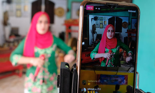 <p>Kelompok seniman dari Setia Muda Group menampilkan kesenian gambang kromong dalam pentas Manjak Virtual di Cipedak, Jagakarsa, Jakarta, Minggu 28 Juni 2020. Pentas budaya sejumlah kelompok kesenian yang disiarkan secara daring melalui media sosial tersebut digelar untuk memeriahkan Hari Ulang Tahun (HUT) ke-493 DKI Jakarta sekaligus menggalang donasi untuk seniman-seniman Betawi yang terdampak pandemi COVID-19. Foto: Ismail Pohan/TrenAsia</p>
