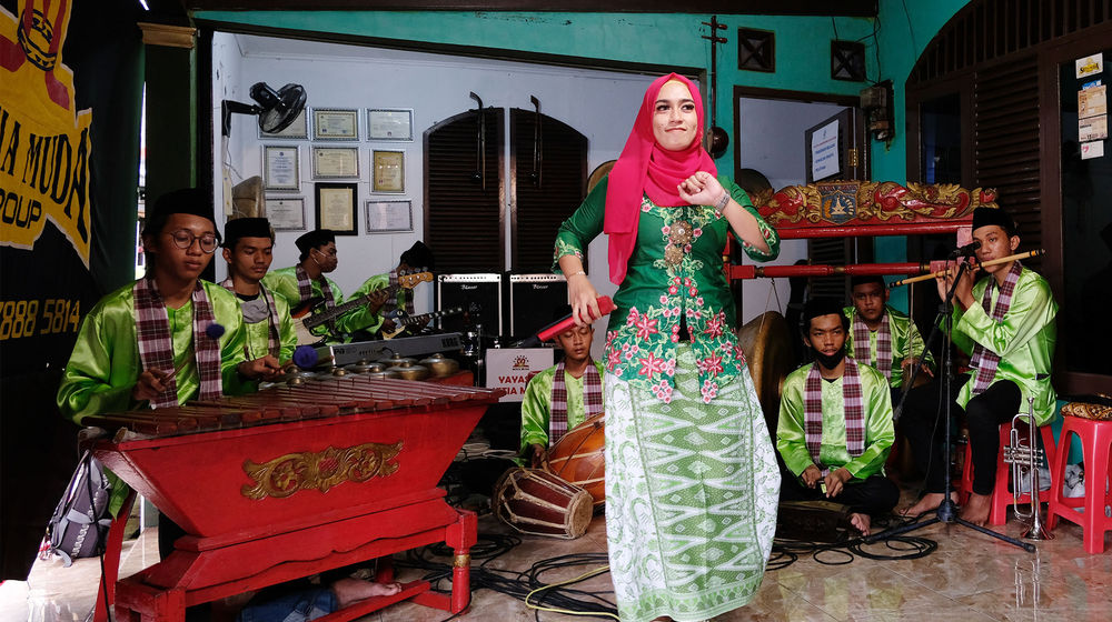 <p>Kelompok seniman dari Setia Muda Group menampilkan kesenian gambang kromong dalam pentas Manjak Virtual di Cipedak, Jagakarsa, Jakarta, Minggu 28 Juni 2020. Pentas budaya sejumlah kelompok kesenian yang disiarkan secara daring melalui media sosial tersebut digelar untuk memeriahkan Hari Ulang Tahun (HUT) ke-493 DKI Jakarta sekaligus menggalang donasi untuk seniman-seniman Betawi yang terdampak pandemi COVID-19. [&hellip;]</p>
