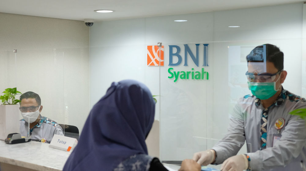 <p>Karyawan melayani nasabah di Kantor Cabang Bank BNI Syariah di Jakarta, Rabu 17 Juni 2020. Wakil Presiden Ma’ruf Amin bersama jajaran pemerintah akan merancang strategi pemulihan ekonomi secara menyeluruh, termasuk ekonomi syariah dalam rangka memasuki tatanan baru new normal. Foto: Ismail Pohan/TrenAsia</p>
