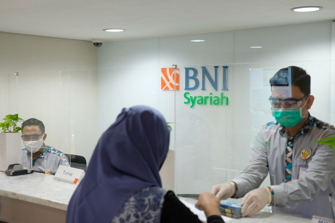 <p>Karyawan melayani nasabah di Kantor Cabang Bank BNI Syariah di Jakarta, Rabu 17 Juni 2020. Wakil Presiden Ma&#8217;ruf Amin bersama jajaran pemerintah akan merancang strategi pemulihan ekonomi secara menyeluruh, termasuk ekonomi syariah dalam rangka memasuki tatanan baru new normal. Foto: Ismail Pohan/TrenAsia</p>
