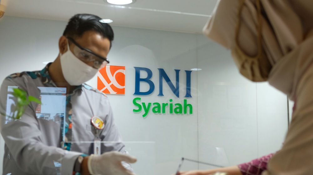 <p>Karyawan melayani nasabah di Kantor Cabang Bank BNI Syariah di Jakarta, Rabu 17 Juni 2020. Wakil Presiden Ma’ruf Amin bersama jajaran pemerintah akan merancang strategi pemulihan ekonomi secara menyeluruh, termasuk ekonomi syariah dalam rangka memasuki tatanan baru new normal. Foto: Ismail Pohan/TrenAsia</p>
