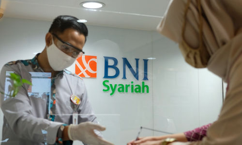 <p>Karyawan melayani nasabah di Kantor Cabang Bank BNI Syariah di Jakarta, Rabu 17 Juni 2020. Wakil Presiden Ma’ruf Amin bersama jajaran pemerintah akan merancang strategi pemulihan ekonomi secara menyeluruh, termasuk ekonomi syariah dalam rangka memasuki tatanan baru new normal. Foto: Ismail Pohan/TrenAsia</p>
