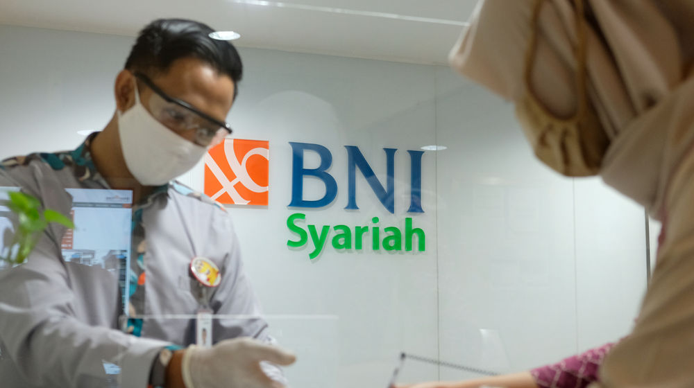 <p>Karyawan melayani nasabah di Kantor Cabang Bank BNI Syariah di Jakarta, Rabu 17 Juni 2020. Wakil Presiden Ma’ruf Amin bersama jajaran pemerintah akan merancang strategi pemulihan ekonomi secara menyeluruh, termasuk ekonomi syariah dalam rangka memasuki tatanan baru new normal. Foto: Ismail Pohan/TrenAsia</p>
