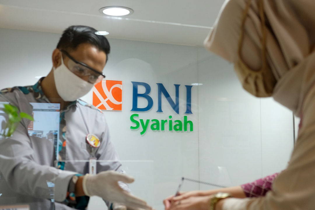 <p>Karyawan melayani nasabah di Kantor Cabang Bank BNI Syariah di Jakarta, Rabu 17 Juni 2020. Wakil Presiden Ma&#8217;ruf Amin bersama jajaran pemerintah akan merancang strategi pemulihan ekonomi secara menyeluruh, termasuk ekonomi syariah dalam rangka memasuki tatanan baru new normal. Foto: Ismail Pohan/TrenAsia</p>
