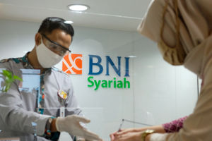 <p>Karyawan melayani nasabah di Kantor Cabang Bank BNI Syariah di Jakarta, Rabu 17 Juni 2020. Wakil Presiden Ma’ruf Amin bersama jajaran pemerintah akan merancang strategi pemulihan ekonomi secara menyeluruh, termasuk ekonomi syariah dalam rangka memasuki tatanan baru new normal. Foto: Ismail Pohan/TrenAsia</p>
