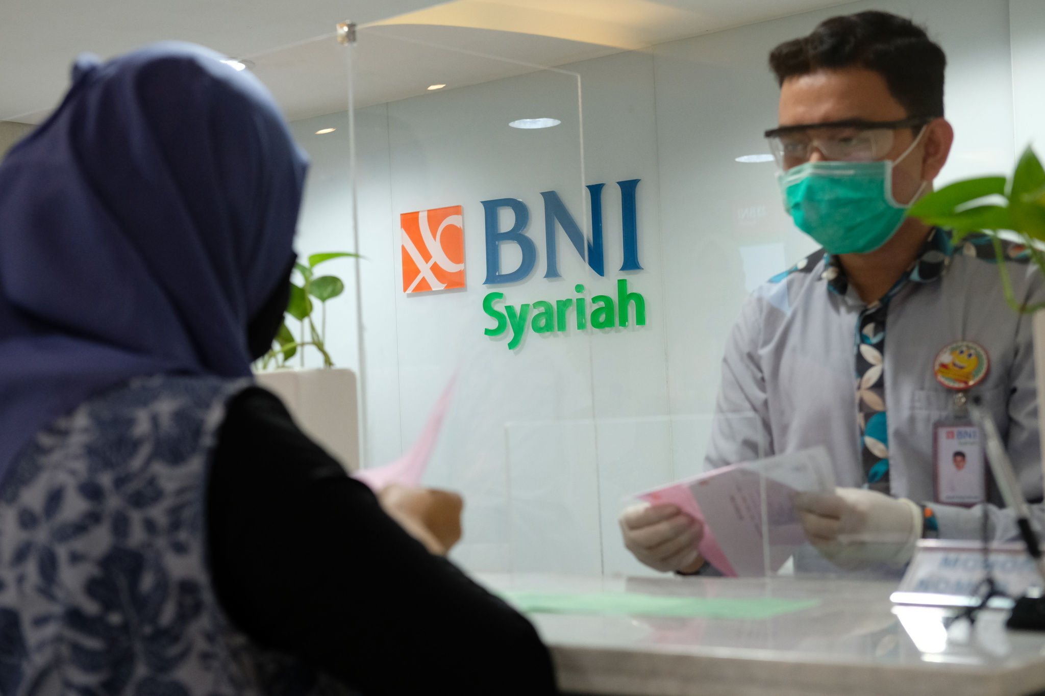 <p>Karyawan melayani nasabah di Kantor Cabang Bank BNI Syariah di Jakarta, Rabu 17 Juni 2020. Wakil Presiden Ma&#8217;ruf Amin bersama jajaran pemerintah akan merancang strategi pemulihan ekonomi secara menyeluruh, termasuk ekonomi syariah dalam rangka memasuki tatanan baru new normal. Foto: Ismail Pohan/TrenAsia</p>
