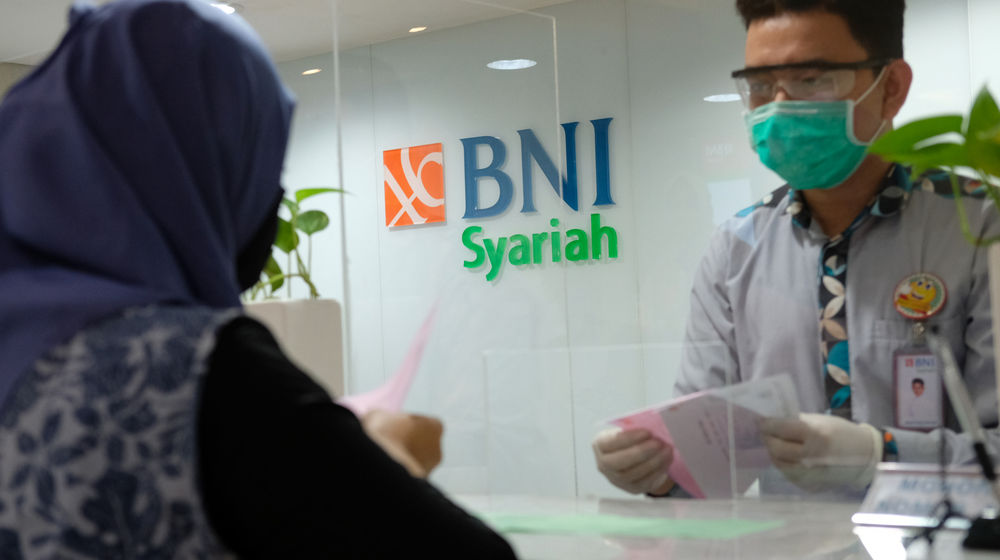 <p>Karyawan melayani nasabah di Kantor Cabang Bank BNI Syariah di Jakarta, Rabu 17 Juni 2020. Wakil Presiden Ma’ruf Amin bersama jajaran pemerintah akan merancang strategi pemulihan ekonomi secara menyeluruh, termasuk ekonomi syariah dalam rangka memasuki tatanan baru new normal. Foto: Ismail Pohan/TrenAsia</p>
