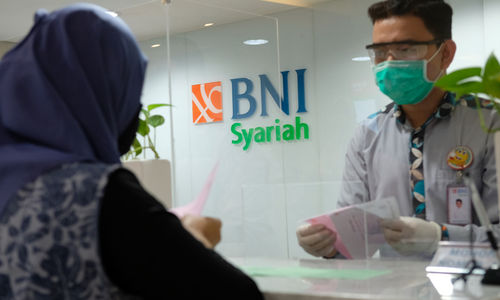 <p>Karyawan melayani nasabah di Kantor Cabang Bank BNI Syariah di Jakarta, Rabu 17 Juni 2020. Wakil Presiden Ma&#8217;ruf Amin bersama jajaran pemerintah akan merancang strategi pemulihan ekonomi secara menyeluruh, termasuk ekonomi syariah dalam rangka memasuki tatanan baru new normal. Foto: Ismail Pohan/TrenAsia</p>
