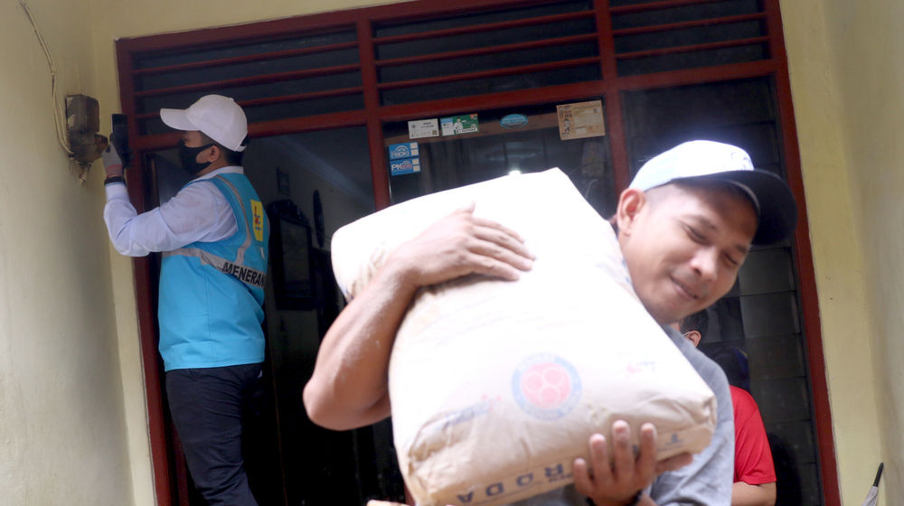 <p>Petugas PLN merekam pencatatan meteran listrik di rumah warga kawasan Kebayoran Baru, Jakarta, Selasa 30 Juni 2020. PLN memastikan seluruh petugas pencatatan meter mendatangi langsung rumah pelanggan pascabayar untuk digunakan sebagai dasar perhitungan tagihan listrik bulan Juli 2020. Foto: Ismail Pohan/TrenAsia</p>
