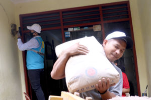 <p>Petugas PLN merekam pencatatan meteran listrik di rumah warga kawasan Kebayoran Baru, Jakarta, Selasa 30 Juni 2020. PLN memastikan seluruh petugas pencatatan meter mendatangi langsung rumah pelanggan pascabayar untuk digunakan sebagai dasar perhitungan tagihan listrik bulan Juli 2020. Foto: Ismail Pohan/TrenAsia</p>
