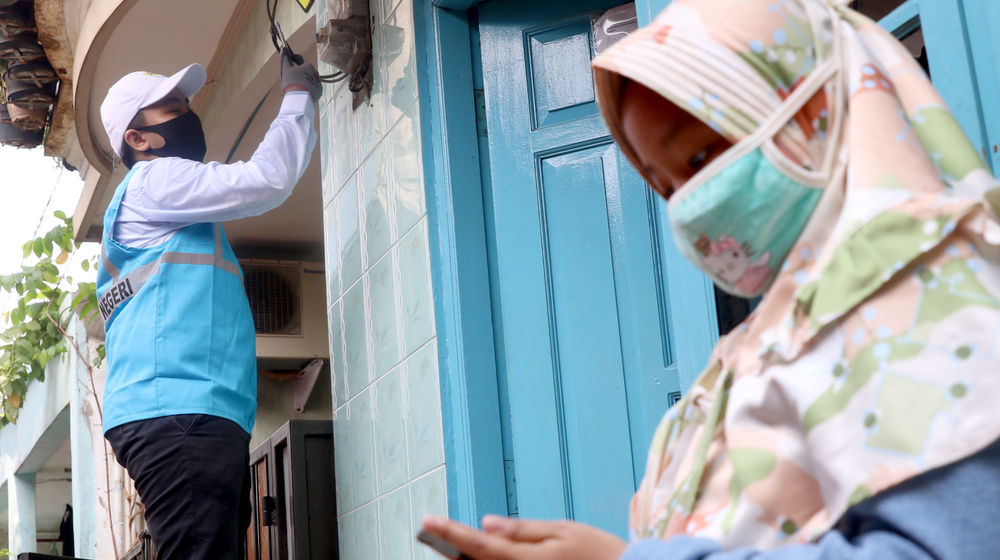 <p>Petugas PLN merekam pencatatan meteran listrik di rumah warga kawasan Kebayoran Baru, Jakarta, Selasa 30 Juni 2020. PLN memastikan seluruh petugas pencatatan meter mendatangi langsung rumah pelanggan pascabayar untuk digunakan sebagai dasar perhitungan tagihan listrik bulan Juli 2020. Foto: Ismail Pohan/TrenAsia</p>
