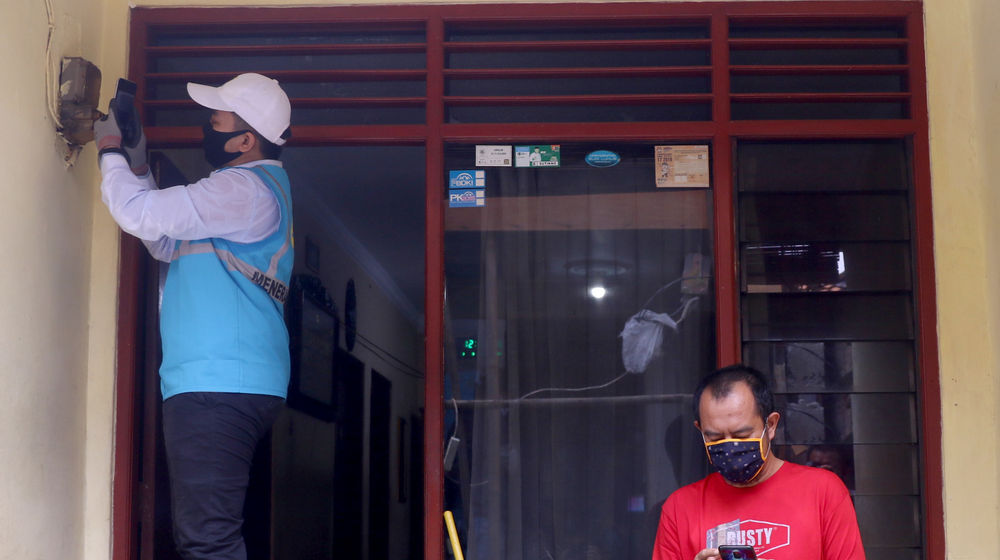 <p>Petugas PLN merekam pencatatan meteran listrik di rumah warga kawasan Kebayoran Baru, Jakarta, Selasa 30 Juni 2020. PLN memastikan seluruh petugas pencatatan meter mendatangi langsung rumah pelanggan pascabayar untuk digunakan sebagai dasar perhitungan tagihan listrik bulan Juli 2020. Foto: Ismail Pohan/TrenAsia</p>
