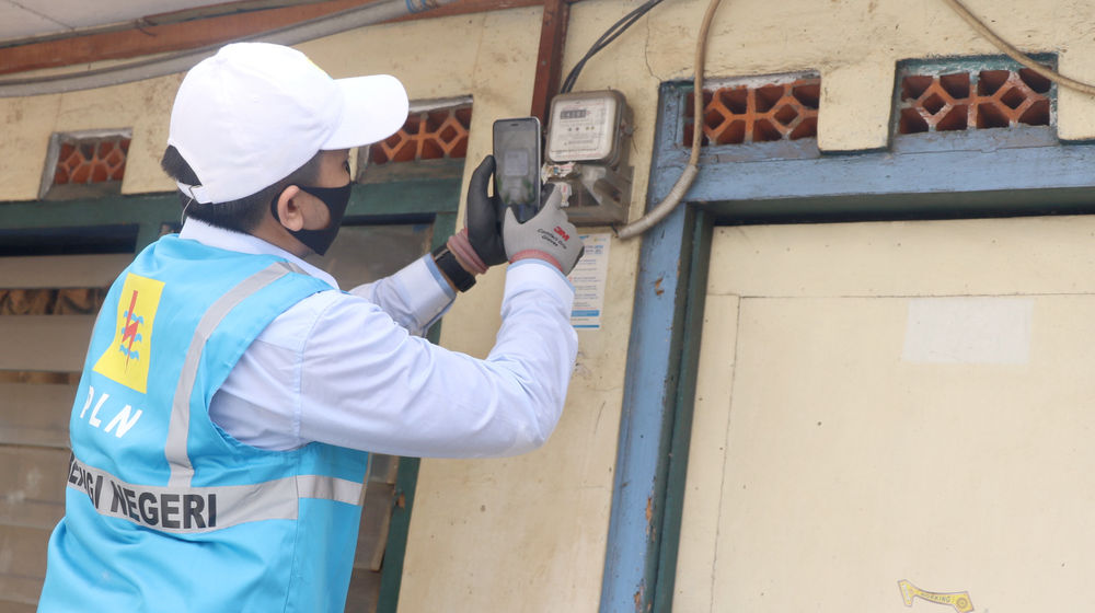 <p>Petugas PLN merekam pencatatan meteran listrik di rumah warga kawasan Kebayoran Baru, Jakarta, Selasa 30 Juni 2020. PLN memastikan seluruh petugas pencatatan meter mendatangi langsung rumah pelanggan pascabayar untuk digunakan sebagai dasar perhitungan tagihan listrik bulan Juli 2020. Foto: Ismail Pohan/TrenAsia</p>
