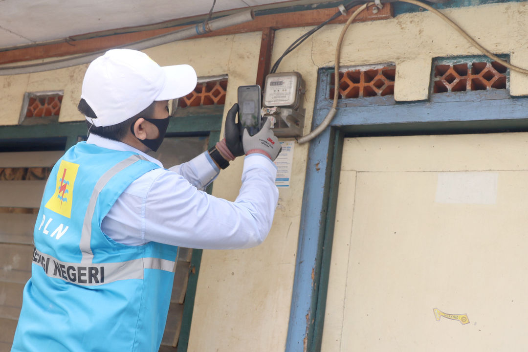 <p>Petugas PLN merekam pencatatan meteran listrik di rumah warga kawasan Kebayoran Baru, Jakarta, Selasa 30 Juni 2020. PLN memastikan seluruh petugas pencatatan meter mendatangi langsung rumah pelanggan pascabayar untuk digunakan sebagai dasar perhitungan tagihan listrik bulan Juli 2020. Foto: Ismail Pohan/TrenAsia</p>
