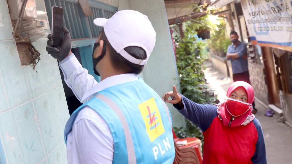 <p>Petugas PLN merekam pencatatan meteran listrik di rumah warga kawasan Kebayoran Baru, Jakarta, Selasa 30 Juni 2020. PLN memastikan seluruh petugas pencatatan meter mendatangi langsung rumah pelanggan pascabayar untuk digunakan sebagai dasar perhitungan tagihan listrik bulan Juli 2020. Foto: Ismail Pohan/TrenAsia</p>

