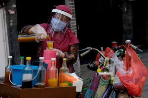 <p>Tidar (46), membuatkan jamu untuk pelanggannya di Pasar Baru, Jakarta Pusat, Kamis 11 Juni 2020. Penjual jamu tradisional keliling ini tampak mematuhi protokol kesehatan pencegahan COVID-19 dengan mengenakan masker, face shield, dan sarung tangan dalam melayani pelanggan setianya di masa PSBB transisi.  Foto: Ismail Pohan/TrenAsia</p>
