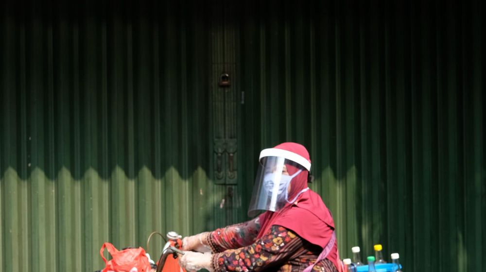 <p>Tidar (46), berpose dengan sepedanya saat berjualan jamu keliling di Pasar Baru, Jakarta Pusat, Kamis 11 Juni 2020. Penjual jamu tradisional keliling ini tampak mematuhi protokol kesehatan pencegahan COVID-19 dengan mengenakan masker, face shield, dan sarung tangan dalam melayani pelanggan setianya di masa PSBB transisi.  Foto: Ismail Pohan/TrenAsia</p>
