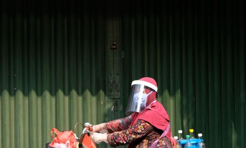 <p>Tidar (46), berpose dengan sepedanya saat berjualan jamu keliling di Pasar Baru, Jakarta Pusat, Kamis 11 Juni 2020. Penjual jamu tradisional keliling ini tampak mematuhi protokol kesehatan pencegahan COVID-19 dengan mengenakan masker, face shield, dan sarung tangan dalam melayani pelanggan setianya di masa PSBB transisi. Foto: Ismail Pohan/TrenAsia</p>