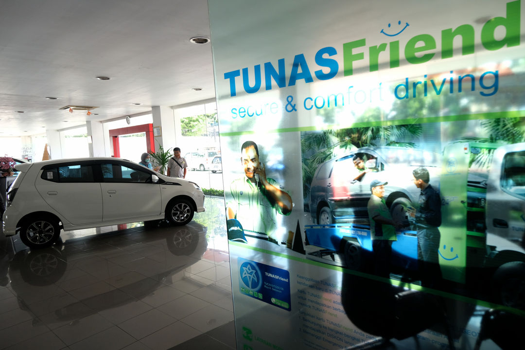 <p>Karyawan melayani calon pembeli di Dealer Mobil Tunas Daihatsu, Tebet, Jakarta, Rabu 17 Juni 2020. Kendati penjualan luluh, Toyota masih menjadi merek terlaris di Indonesia semasa pandemi. Toyota menjual 6.727 unit pada Mei, selanjutnya Daihatsu pada posisi dua dengan angka 3.673 unit, dan ketiga Suzuki 2.205 unit. Pada posisi empat ada Honda yang melego 1.291 [&hellip;]</p>
