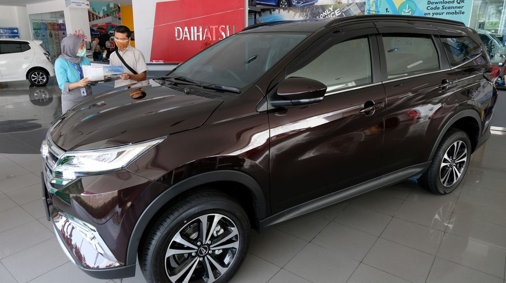 <p>Karyawan melayani calon pembeli di Dealer Mobil Tunas Daihatsu, Tebet, Jakarta, Rabu 17 Juni 2020. Kendati penjualan luluh, Toyota masih menjadi merek terlaris di Indonesia semasa pandemi. Toyota menjual 6.727 unit pada Mei, selanjutnya Daihatsu pada posisi dua dengan angka 3.673 unit, dan ketiga Suzuki 2.205 unit. Pada posisi empat ada Honda yang melego 1.291 unit dan kelima Mitsubishi Fuso sebanyak 844 unit. Foto: Ismail Pohan/TrenAsia</p>
