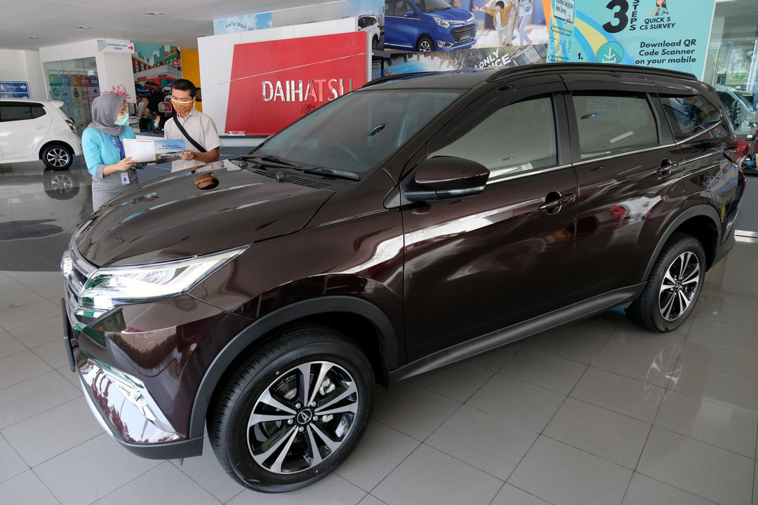 <p>Karyawan melayani calon pembeli di Dealer Mobil Tunas Daihatsu, Tebet, Jakarta, Rabu 17 Juni 2020. Kendati penjualan luluh, Toyota masih menjadi merek terlaris di Indonesia semasa pandemi. Toyota menjual 6.727 unit pada Mei, selanjutnya Daihatsu pada posisi dua dengan angka 3.673 unit, dan ketiga Suzuki 2.205 unit. Pada posisi empat ada Honda yang melego 1.291 unit dan kelima Mitsubishi Fuso sebanyak 844 unit. Foto: Ismail Pohan/TrenAsia</p>
