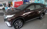 <p>Karyawan melayani calon pembeli di Dealer Mobil Tunas Daihatsu, Tebet, Jakarta, Rabu 17 Juni 2020. Kendati penjualan luluh, Toyota masih menjadi merek terlaris di Indonesia semasa pandemi. Toyota menjual 6.727 unit pada Mei, selanjutnya Daihatsu pada posisi dua dengan angka 3.673 unit, dan ketiga Suzuki 2.205 unit. Pada posisi empat ada Honda yang melego 1.291 unit dan kelima Mitsubishi Fuso sebanyak 844 unit. Foto: Ismail Pohan/TrenAsia</p>
