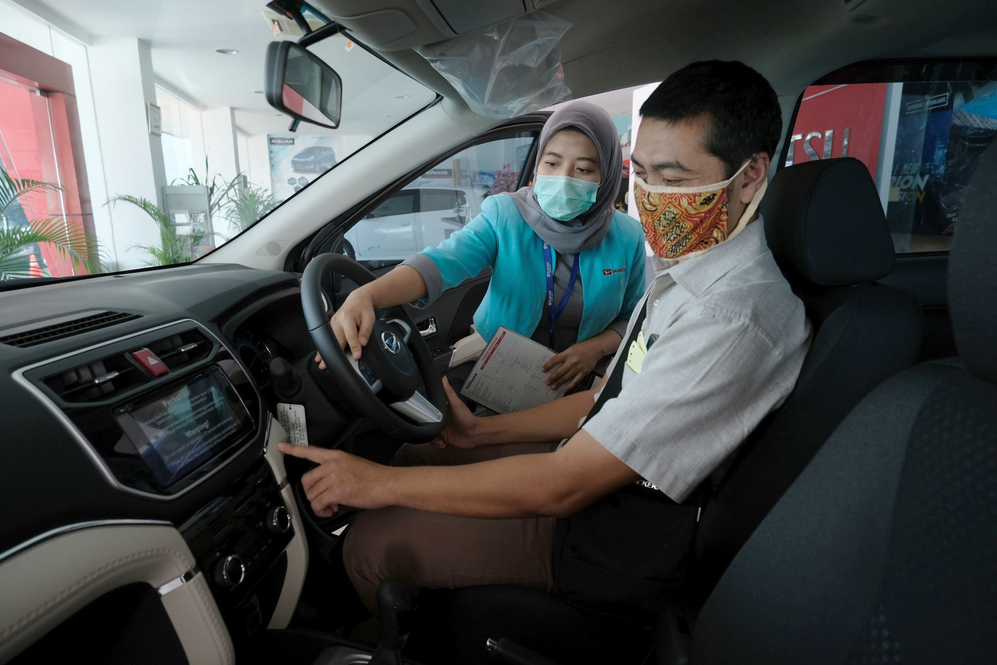 <p>Karyawan melayani calon pembeli di Dealer Mobil Tunas Daihatsu, Tebet, Jakarta, Rabu 17 Juni 2020. Kendati penjualan luluh, Toyota masih menjadi merek terlaris di Indonesia semasa pandemi. Toyota menjual 6.727 unit pada Mei, selanjutnya Daihatsu pada posisi dua dengan angka 3.673 unit, dan ketiga Suzuki 2.205 unit. Pada posisi empat ada Honda yang melego 1.291 [&hellip;]</p>
