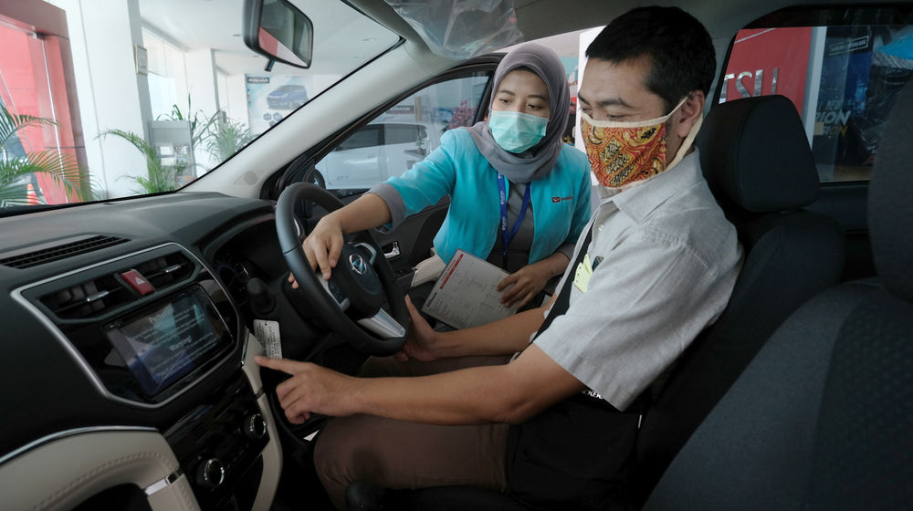<p>Karyawan melayani calon pembeli di Dealer Mobil Tunas Daihatsu, Tebet, Jakarta, Rabu 17 Juni 2020. Kendati penjualan luluh, Toyota masih menjadi merek terlaris di Indonesia semasa pandemi. Toyota menjual 6.727 unit pada Mei, selanjutnya Daihatsu pada posisi dua dengan angka 3.673 unit, dan ketiga Suzuki 2.205 unit. Pada posisi empat ada Honda yang melego 1.291 [&hellip;]</p>
