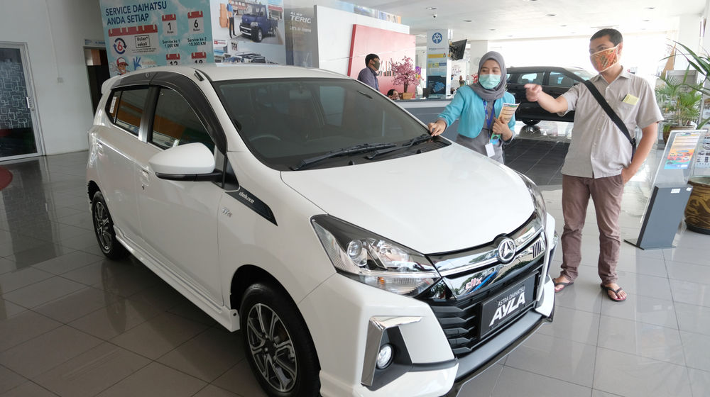 <p>Karyawan melayani calon pembeli di Dealer Mobil Tunas Daihatsu, Tebet, Jakarta, Rabu 17 Juni 2020. Kendati penjualan luluh, Toyota masih menjadi merek terlaris di Indonesia semasa pandemi. Toyota menjual 6.727 unit pada Mei, selanjutnya Daihatsu pada posisi dua dengan angka 3.673 unit, dan ketiga Suzuki 2.205 unit. Pada posisi empat ada Honda yang melego 1.291 unit dan kelima Mitsubishi Fuso sebanyak 844 unit. Foto: Ismail Pohan/TrenAsia</p>
