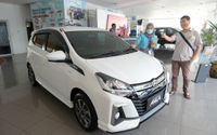 <p>Karyawan melayani calon pembeli di Dealer Mobil Tunas Daihatsu, Tebet, Jakarta, Rabu 17 Juni 2020. Kendati penjualan luluh, Toyota masih menjadi merek terlaris di Indonesia semasa pandemi. Toyota menjual 6.727 unit pada Mei, selanjutnya Daihatsu pada posisi dua dengan angka 3.673 unit, dan ketiga Suzuki 2.205 unit. Pada posisi empat ada Honda yang melego 1.291 unit dan kelima Mitsubishi Fuso sebanyak 844 unit. Foto: Ismail Pohan/TrenAsia</p>
