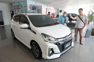 <p>Karyawan melayani calon pembeli di Dealer Mobil Tunas Daihatsu, Tebet, Jakarta, Rabu 17 Juni 2020. Kendati penjualan luluh, Toyota masih menjadi merek terlaris di Indonesia semasa pandemi. Toyota menjual 6.727 unit pada Mei, selanjutnya Daihatsu pada posisi dua dengan angka 3.673 unit, dan ketiga Suzuki 2.205 unit. Pada posisi empat ada Honda yang melego 1.291 unit dan kelima Mitsubishi Fuso sebanyak 844 unit. Foto: Ismail Pohan/TrenAsia</p>
