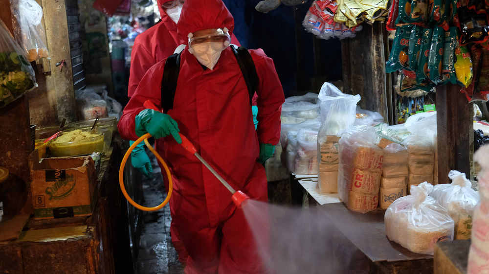 <p>Petugas Suku Dinas Penanggulangan Kebakaran dan Penyelamatan (Gulkamart) melakukan penyemprotan disinfektan di area Pasar Minggu, Jakarta Selatan, Kamis 4 Juni 2020. Penyemprotan dilakukan di sejumlah titik kios pedagang, los sayuran, los daging, ruko dan gang gang untuk mensterilkan area pasar. Foto: Ismail Pohan/TrenAsia</p>
