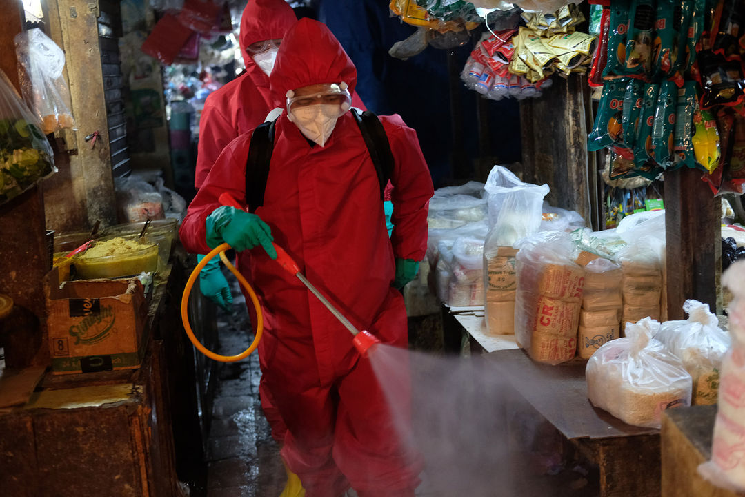 <p>Petugas Suku Dinas Penanggulangan Kebakaran dan Penyelamatan (Gulkamart) melakukan penyemprotan disinfektan di area Pasar Minggu, Jakarta Selatan, Kamis 4 Juni 2020. Penyemprotan dilakukan di sejumlah titik kios pedagang, los sayuran, los daging, ruko dan gang gang untuk mensterilkan area pasar. Foto: Ismail Pohan/TrenAsia</p>
