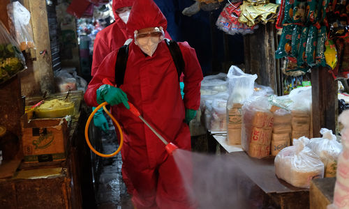 <p>Petugas Suku Dinas Penanggulangan Kebakaran dan Penyelamatan (Gulkamart) melakukan penyemprotan disinfektan di area Pasar Minggu, Jakarta Selatan, Kamis 4 Juni 2020. Penyemprotan dilakukan di sejumlah titik kios pedagang, los sayuran, los daging, ruko dan gang gang untuk mensterilkan area pasar. Foto: Ismail Pohan/TrenAsia</p>
