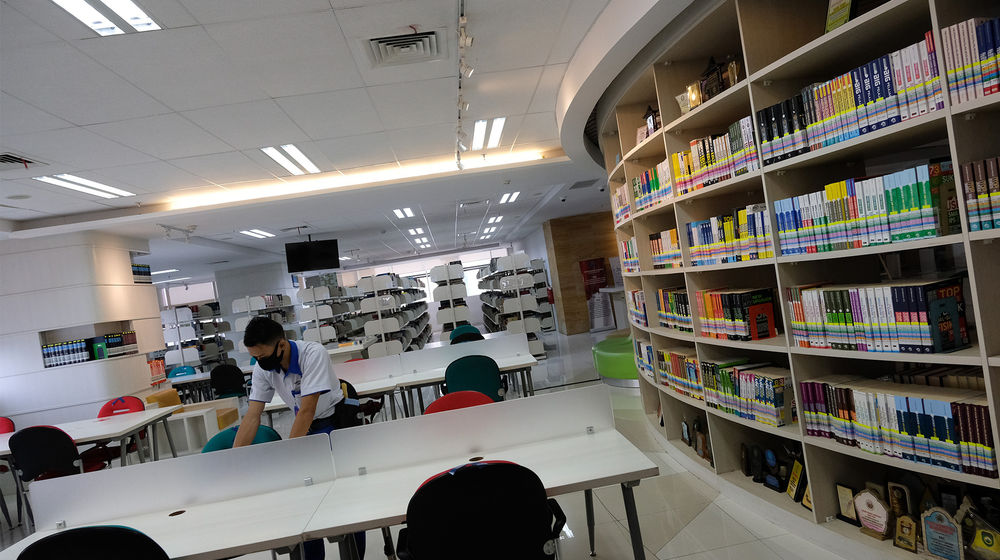 <p>Pekerja mempersiapkan tanda jarak fisik area Perpustakaan Nasional, di Jakarta, Rabu 10 Juni 2020. Perpustakaan Nasional telah mempersiapkan sejumlah aturan dan protokol kesehatan pencegahan COVID-19 jelang dibuka kembali pada masa PSBB transisi menuju New Normal. Foto: Ismail Pohan/TrenAsia</p>
