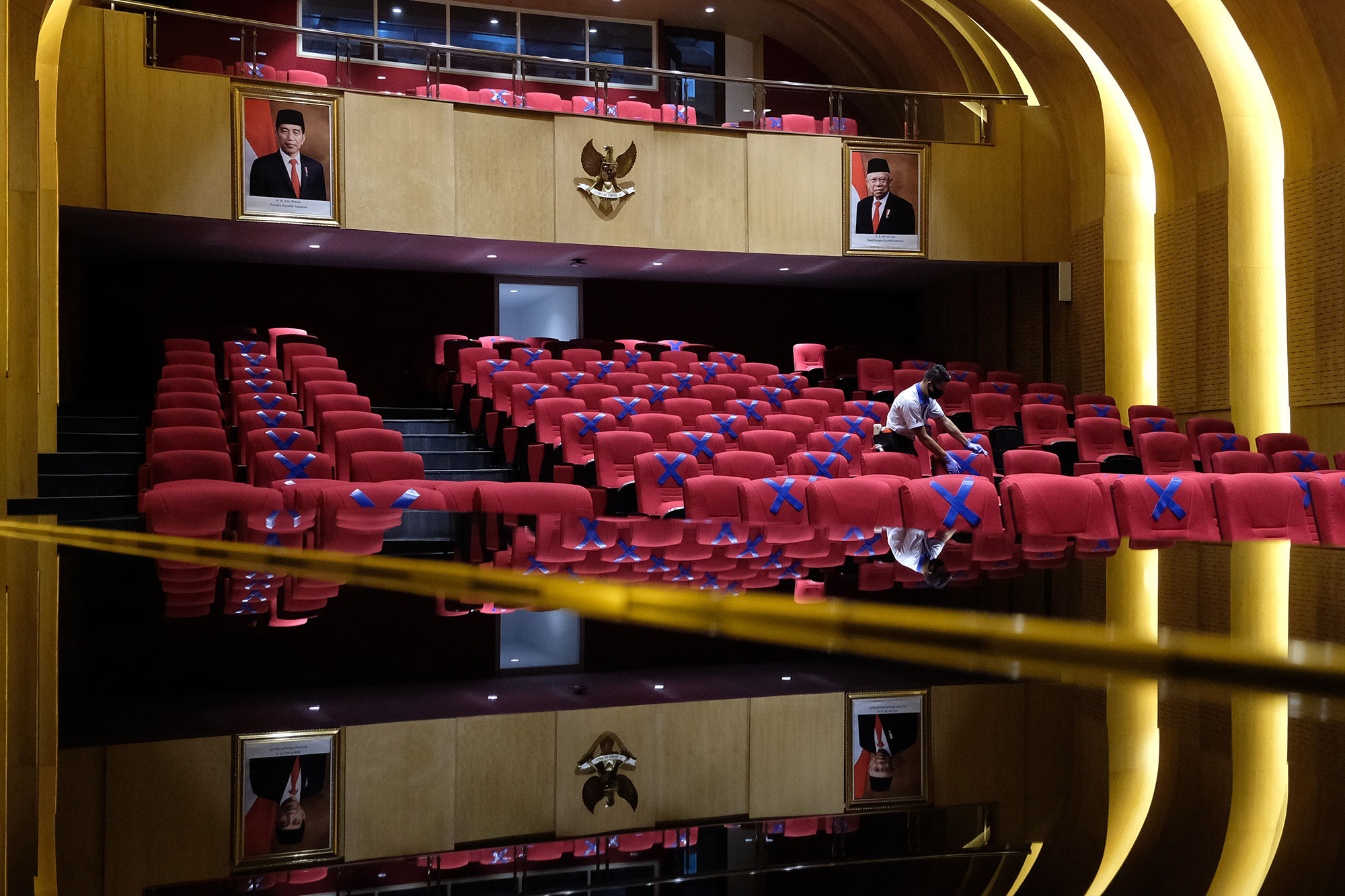 <p>Pekerja mempersiapkan tanda jarak fisik area Perpustakaan Nasional, di Jakarta, Rabu 10 Juni 2020. Perpustakaan Nasional telah mempersiapkan sejumlah aturan dan protokol kesehatan pencegahan COVID-19 jelang dibuka kembali pada masa PSBB transisi menuju New Normal. Foto: Ismail Pohan/TrenAsia</p>
