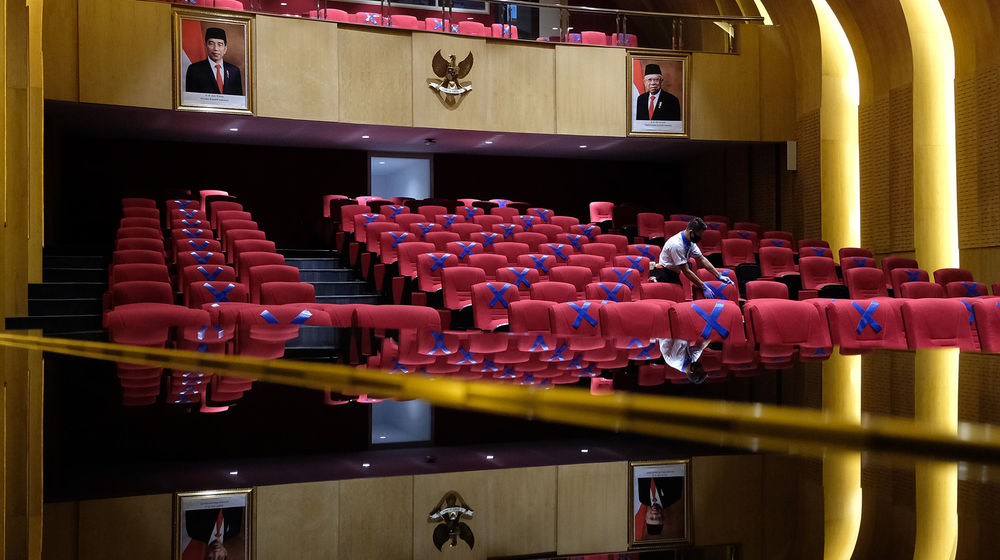 <p>Pekerja mempersiapkan tanda jarak fisik area Perpustakaan Nasional, di Jakarta, Rabu 10 Juni 2020. Perpustakaan Nasional telah mempersiapkan sejumlah aturan dan protokol kesehatan pencegahan COVID-19 jelang dibuka kembali pada masa PSBB transisi menuju New Normal. Foto: Ismail Pohan/TrenAsia</p>
