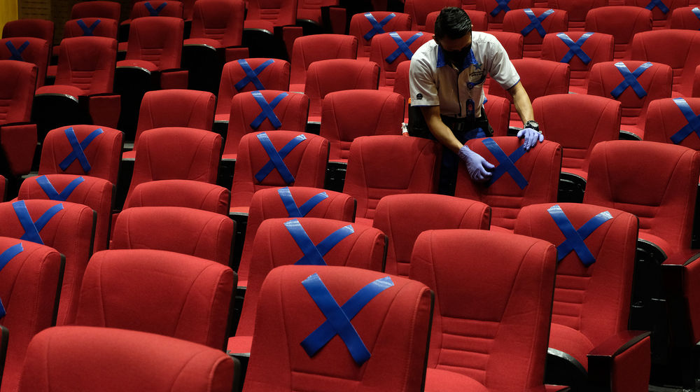 <p>Pekerja mempersiapkan tanda jarak fisik area Perpustakaan Nasional, di Jakarta, Rabu 10 Juni 2020. Perpustakaan Nasional telah mempersiapkan sejumlah aturan dan protokol kesehatan pencegahan COVID-19 jelang dibuka kembali pada masa PSBB transisi menuju New Normal. Foto: Ismail Pohan/TrenAsia</p>