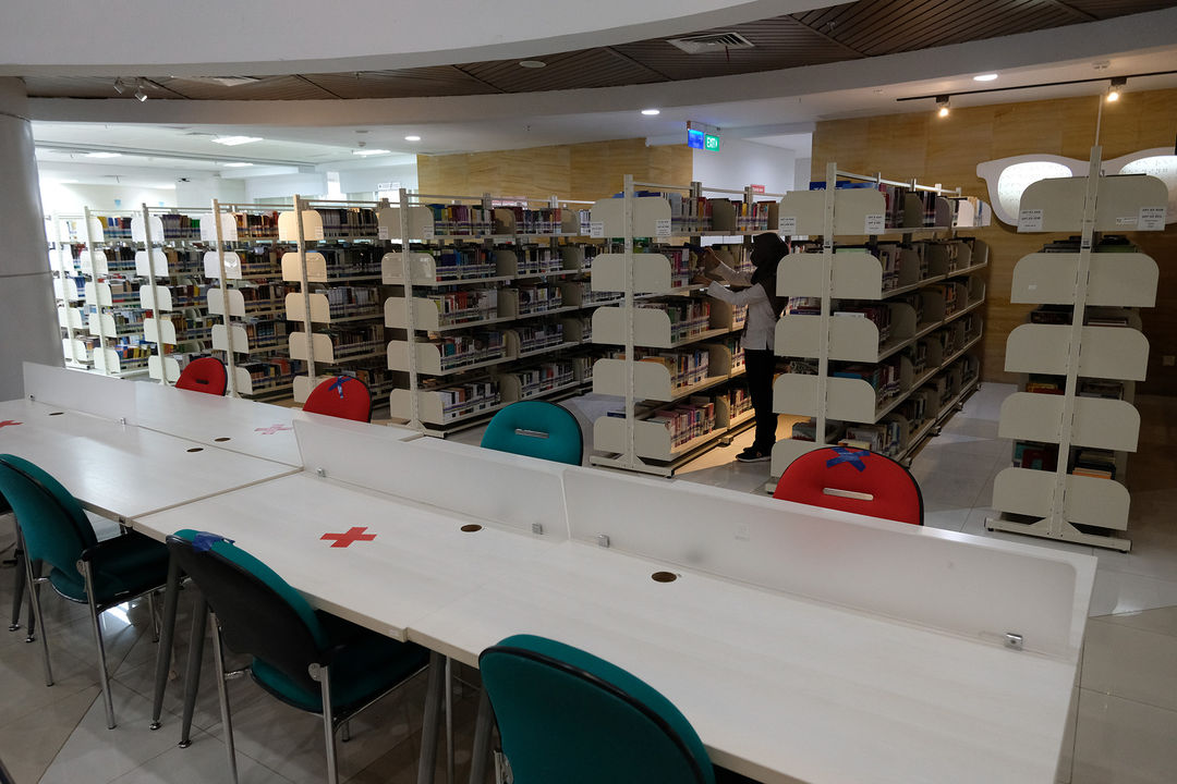 <p>Karyawan menata buku yang tersusun di rak area Perpustakaan Nasional, di Jakarta, Rabu 10 Juni 2020. Perpustakaan Nasional telah mempersiapkan sejumlah aturan dan protokol kesehatan pencegahan COVID-19 jelang dibuka kembali pada masa PSBB transisi menuju New Normal. Foto: Ismail Pohan/TrenAsia</p>
