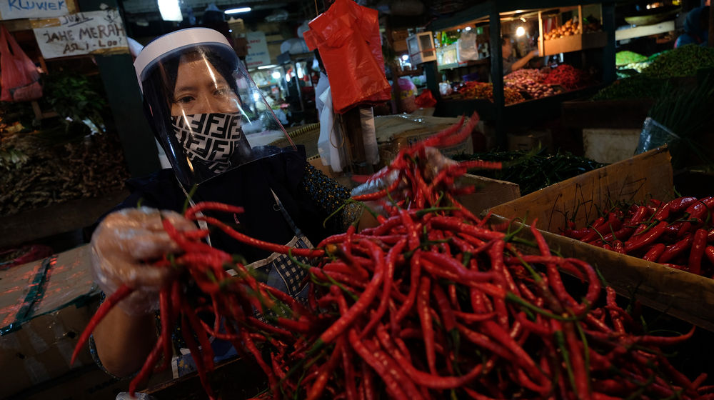 <p>Pedagang mengenakan face shield dan sarung tangan menata barang dagangannya di los sayuran Pasar Senen, Jakarta, 1 Juni 2020. Kementerian Perdagangan menyiapkan pedoman bagi penyelenggara kegiatan perdagangan untuk diterapkan pada saat kenormalan baru (new normal). Saat era new normal, para pedagang di pasar rakyat diwajibkan menggunakan masker, face shield, dan sarung tangan selama beraktivitas. Selain itu, kegiatan pasar juga hanya diperbolehkan pada pukul 06.00 hingga 11.00. Para pedagang yang diperbolehkan berjualan adalah mereka yang memiliki suhu tubuh di bawah 37,3 derajat celcius. Foto: Ismail Pohan/TrenAsia</p>
