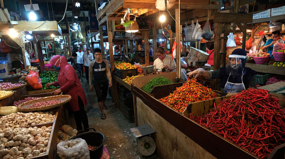 <p>Pedagang mengenakan face shield dan sarung tangan saat melayani pembeli di los sayuran Pasar Senen, Jakarta, 1 Juni 2020. Foto: Ismail Pohan/TrenAsia</p>
