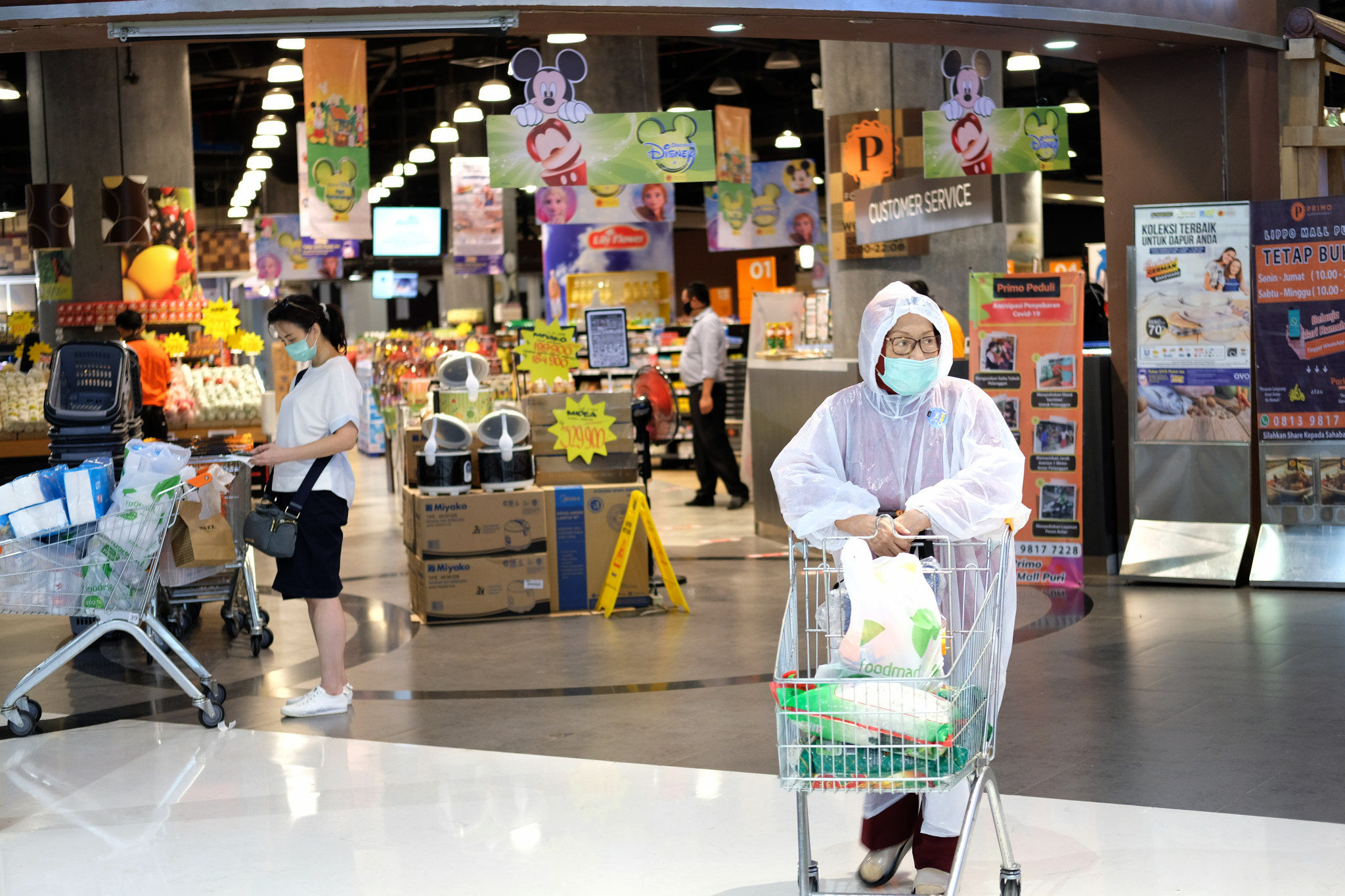 <p>Ilustrasi: Warga mengenakan APD usai berbelanja di supermarket tenant Lippo Mall Puri, Jakarta Barat, Rabu 3 Juni 2020/Foto: Ismail Pohan/TrenAsia</p>
